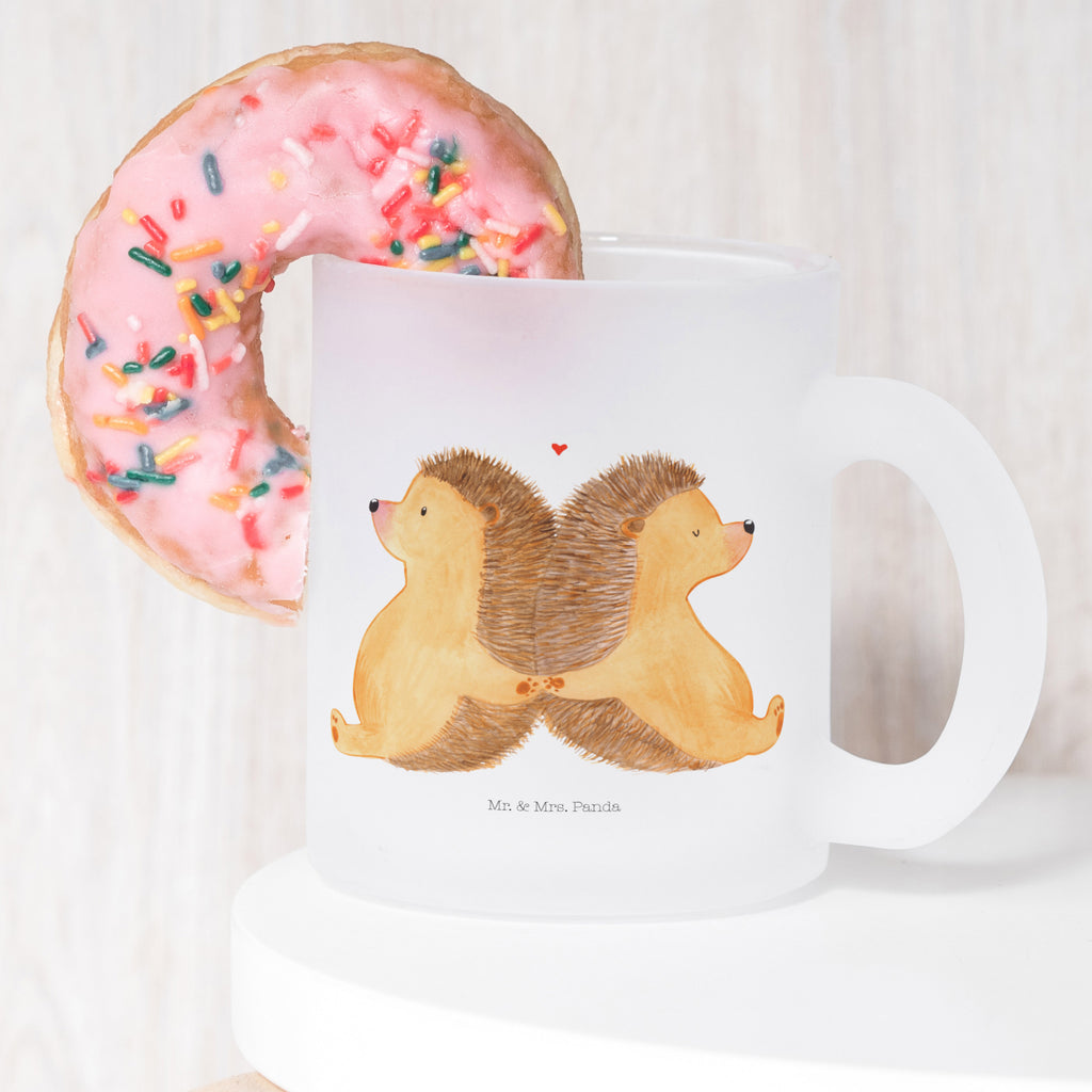 Teetasse Igel händchenhaltend Teetasse, Teeglas, Teebecher, Tasse mit Henkel, Tasse, Glas Teetasse, Teetasse aus Glas, Liebe, Partner, Freund, Freundin, Ehemann, Ehefrau, Heiraten, Verlobung, Heiratsantrag, Liebesgeschenk, Jahrestag, Hocheitstag, Igel, Igelliebe, Hand in Hand, Liebesbeweis, große Liebe, Liebesbotschaft, Hochzeit, Lieblingsmensch, Gemeinsamkeit, Love, Geschenk für zwei