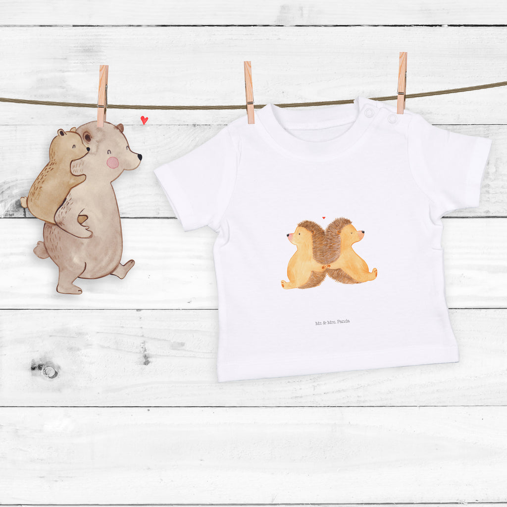 Organic Baby Shirt Igel händchenhaltend Baby T-Shirt, Jungen Baby T-Shirt, Mädchen Baby T-Shirt, Shirt, Liebe, Partner, Freund, Freundin, Ehemann, Ehefrau, Heiraten, Verlobung, Heiratsantrag, Liebesgeschenk, Jahrestag, Hocheitstag, Igel, Igelliebe, Hand in Hand, Liebesbeweis, große Liebe, Liebesbotschaft, Hochzeit, Lieblingsmensch, Gemeinsamkeit, Love, Geschenk für zwei