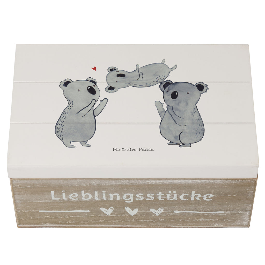 Holzkiste Koala Feiern Sich Holzkiste, Kiste, Schatzkiste, Truhe, Schatulle, XXL, Erinnerungsbox, Erinnerungskiste, Dekokiste, Aufbewahrungsbox, Geburtstag, Geburtstagsgeschenk, Geschenk, Koala, Familie, Kind, Eltern, Herz, Liebe
