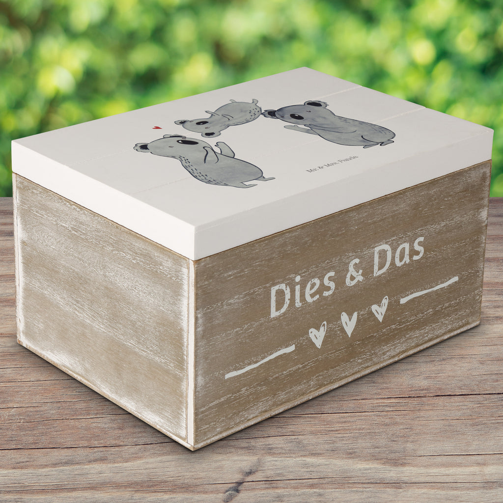 Holzkiste Koala Feiern Sich Holzkiste, Kiste, Schatzkiste, Truhe, Schatulle, XXL, Erinnerungsbox, Erinnerungskiste, Dekokiste, Aufbewahrungsbox, Geburtstag, Geburtstagsgeschenk, Geschenk, Koala, Familie, Kind, Eltern, Herz, Liebe