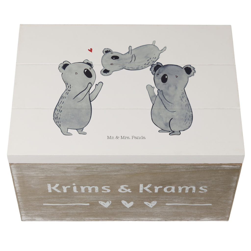 Holzkiste Koala Feiern Sich Holzkiste, Kiste, Schatzkiste, Truhe, Schatulle, XXL, Erinnerungsbox, Erinnerungskiste, Dekokiste, Aufbewahrungsbox, Geburtstag, Geburtstagsgeschenk, Geschenk, Koala, Familie, Kind, Eltern, Herz, Liebe
