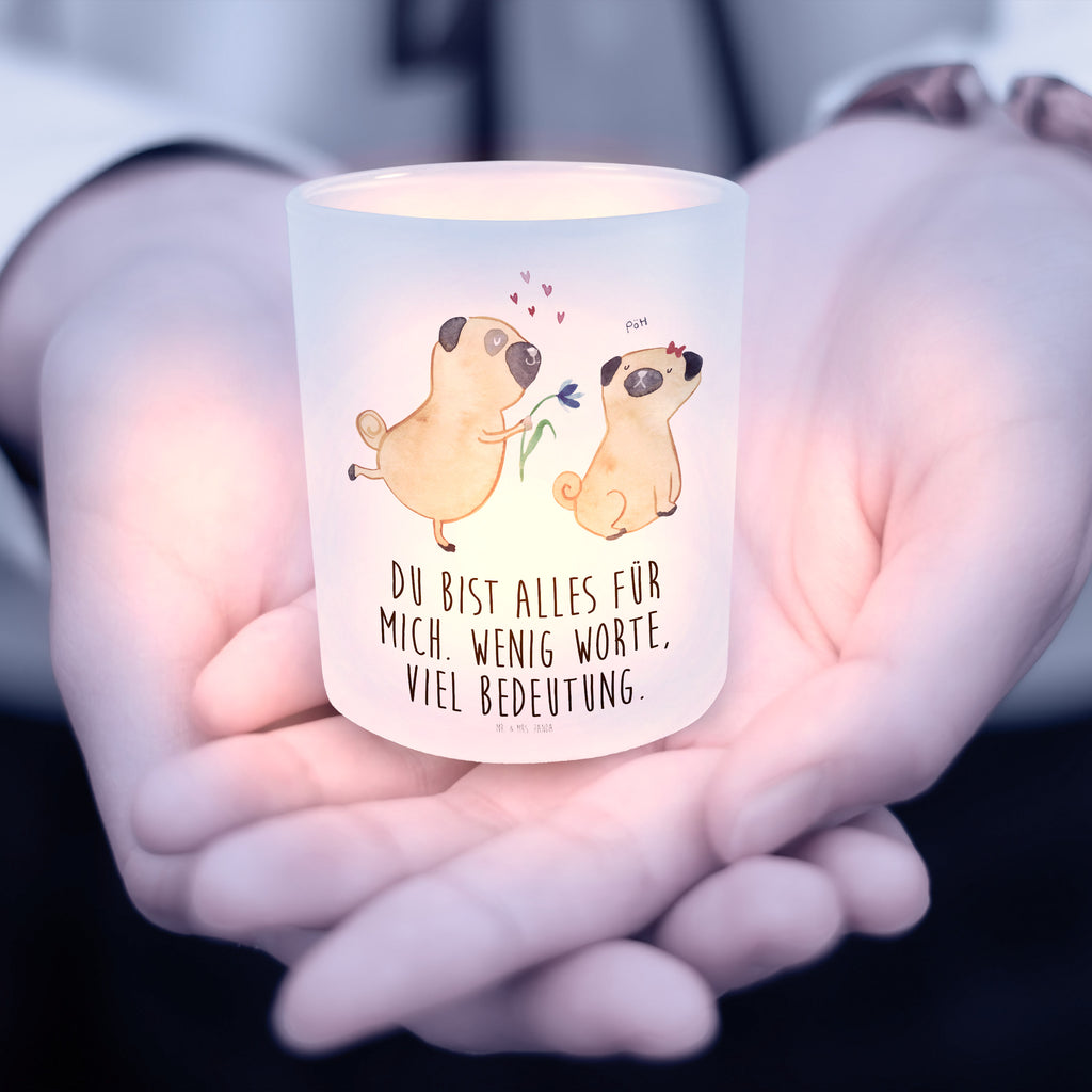 Windlicht Mops verliebt Windlicht Glas, Teelichtglas, Teelichthalter, Teelichter, Kerzenglas, Windlicht Kerze, Kerzenlicht, Hund, Hundemotiv, Haustier, Hunderasse, Tierliebhaber, Hundebesitzer, Sprüche, Mops, Möpse, Hundeliebe, verliebt, Liebe, Liebesspruch. Verlobt, Geschenk Freund, Partner