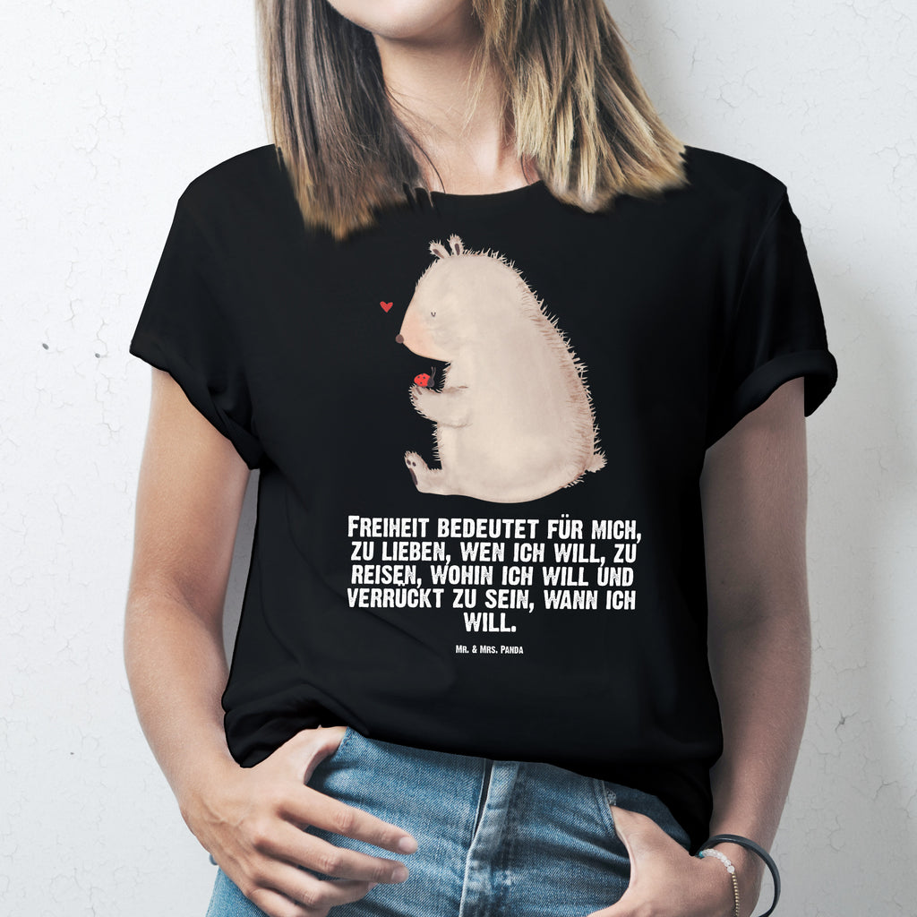 Größe L T-Shirt Bär mit Marienkäfer T-Shirt, Shirt, Tshirt, Lustiges T-Shirt, T-Shirt mit Spruch, Party, Junggesellenabschied, Jubiläum, Geburstag, Herrn, Damen, Männer, Frauen, Schlafshirt, Nachthemd, Sprüche, Bär, Teddy, Teddybär, Marienkäfer, Liebe, Freiheit, Motivation, Das Leben ist schön