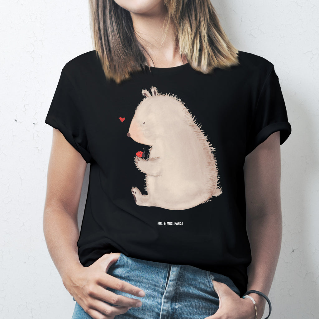 Größe L T-Shirt Bär mit Marienkäfer T-Shirt, Shirt, Tshirt, Lustiges T-Shirt, T-Shirt mit Spruch, Party, Junggesellenabschied, Jubiläum, Geburstag, Herrn, Damen, Männer, Frauen, Schlafshirt, Nachthemd, Sprüche, Bär, Teddy, Teddybär, Marienkäfer, Liebe, Freiheit, Motivation, Das Leben ist schön