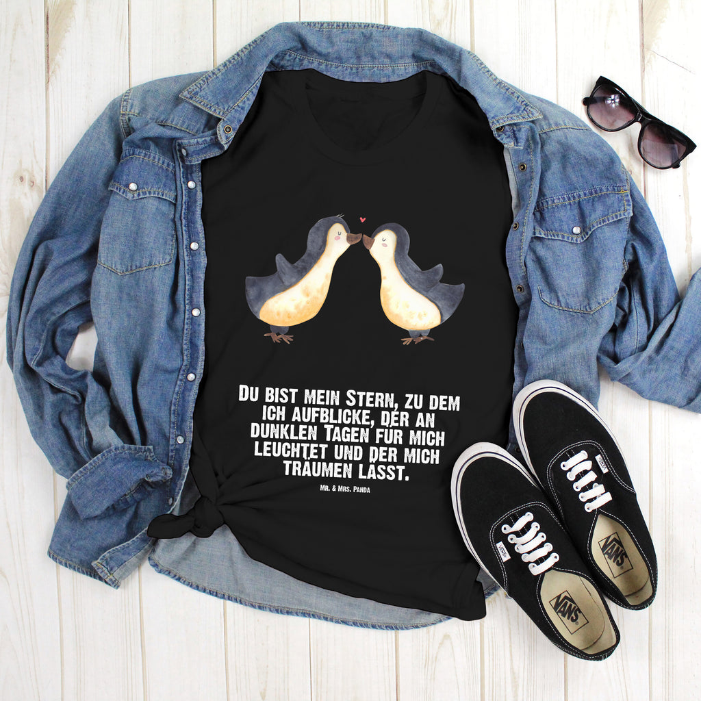 Größe XXL T-Shirt Pinguin Liebe T-Shirt, Shirt, Tshirt, Lustiges T-Shirt, T-Shirt mit Spruch, Party, Junggesellenabschied, Jubiläum, Geburstag, Herrn, Damen, Männer, Frauen, Schlafshirt, Nachthemd, Sprüche, Liebe, Partner, Freund, Freundin, Ehemann, Ehefrau, Heiraten, Verlobung, Heiratsantrag, Liebesgeschenk, Jahrestag, Hocheitstag, Pinguin, Pinguine, Pinguin Paar, Pinguinpaar, Pinguin Liebe, Paar, Pärchen. Liebespaar, Liebesbeweis, Liebesspruch, Hochzeitstag, Geschenk Freund, Geschenk Freundin, Verlobte, Verlobter, Love, Geschenk Hochzeitstag, Geschenkidee, Hochzeit, Gastgeschenk