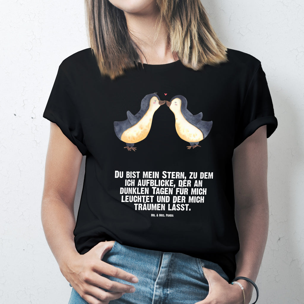 Größe XXL T-Shirt Pinguin Liebe T-Shirt, Shirt, Tshirt, Lustiges T-Shirt, T-Shirt mit Spruch, Party, Junggesellenabschied, Jubiläum, Geburstag, Herrn, Damen, Männer, Frauen, Schlafshirt, Nachthemd, Sprüche, Liebe, Partner, Freund, Freundin, Ehemann, Ehefrau, Heiraten, Verlobung, Heiratsantrag, Liebesgeschenk, Jahrestag, Hocheitstag, Pinguin, Pinguine, Pinguin Paar, Pinguinpaar, Pinguin Liebe, Paar, Pärchen. Liebespaar, Liebesbeweis, Liebesspruch, Hochzeitstag, Geschenk Freund, Geschenk Freundin, Verlobte, Verlobter, Love, Geschenk Hochzeitstag, Geschenkidee, Hochzeit, Gastgeschenk