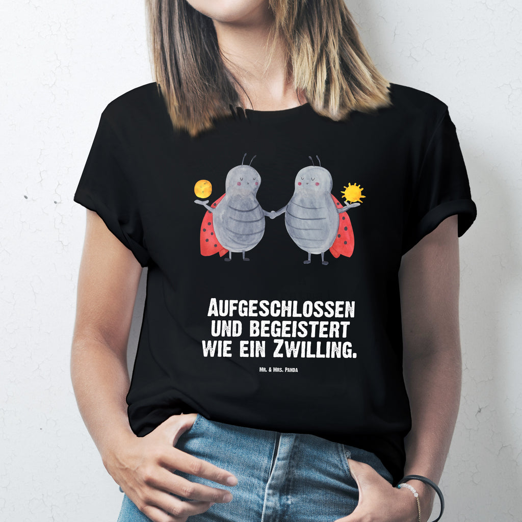 Größe L T-Shirt Sternzeichen Zwilling T-Shirt, Shirt, Tshirt, Lustiges T-Shirt, T-Shirt mit Spruch, Party, Junggesellenabschied, Jubiläum, Geburstag, Herrn, Damen, Männer, Frauen, Schlafshirt, Nachthemd, Sprüche, Tierkreiszeichen, Sternzeichen, Horoskop, Astrologie, Aszendent, Zwillinge, Zwilling Geschenk, Zwilling Sternzeichen, Geburtstag Mai, Geschenk Mai, Geschenk Juni, Marienkäfer, Glückskäfer, Zwillingsbruder, Zwillingsschwester
