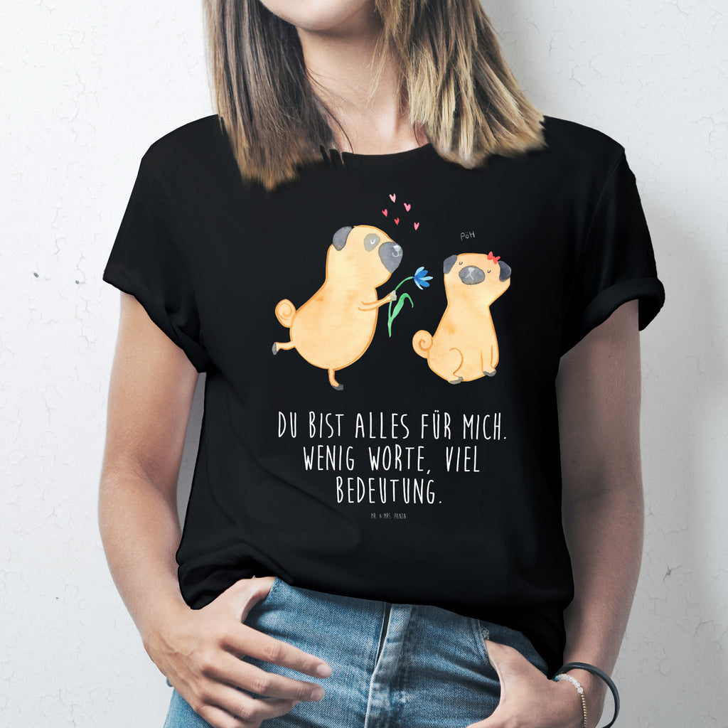 Größe S T-Shirt Mops verliebt T-Shirt, Shirt, Tshirt, Lustiges T-Shirt, T-Shirt mit Spruch, Party, Junggesellenabschied, Jubiläum, Geburstag, Herrn, Damen, Männer, Frauen, Schlafshirt, Nachthemd, Sprüche, Hund, Hundemotiv, Haustier, Hunderasse, Tierliebhaber, Hundebesitzer, Mops, Möpse, Hundeliebe, verliebt, Liebe, Liebesspruch. Verlobt, Geschenk Freund, Partner
