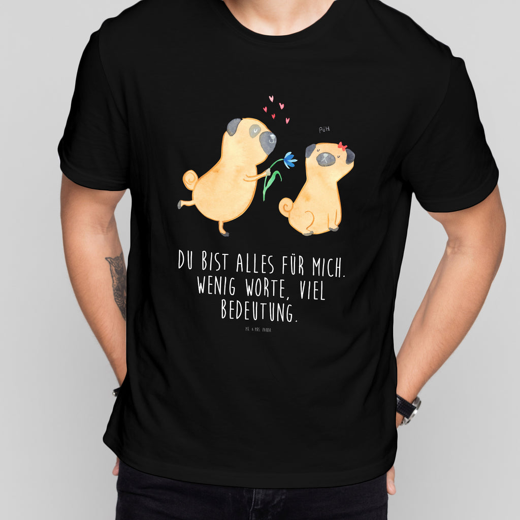 Größe S T-Shirt Mops verliebt T-Shirt, Shirt, Tshirt, Lustiges T-Shirt, T-Shirt mit Spruch, Party, Junggesellenabschied, Jubiläum, Geburstag, Herrn, Damen, Männer, Frauen, Schlafshirt, Nachthemd, Sprüche, Hund, Hundemotiv, Haustier, Hunderasse, Tierliebhaber, Hundebesitzer, Mops, Möpse, Hundeliebe, verliebt, Liebe, Liebesspruch. Verlobt, Geschenk Freund, Partner