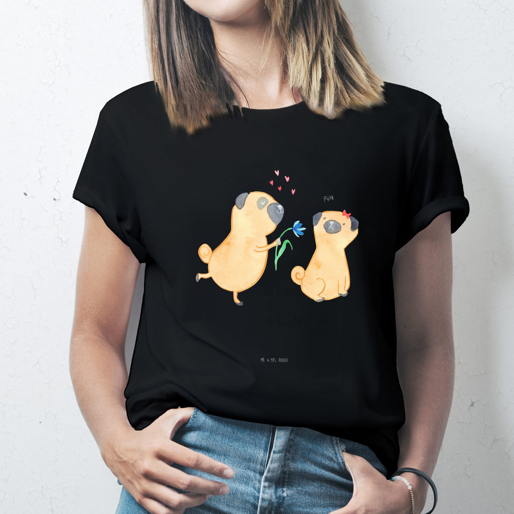 Größe S T-Shirt Mops verliebt T-Shirt, Shirt, Tshirt, Lustiges T-Shirt, T-Shirt mit Spruch, Party, Junggesellenabschied, Jubiläum, Geburstag, Herrn, Damen, Männer, Frauen, Schlafshirt, Nachthemd, Sprüche, Hund, Hundemotiv, Haustier, Hunderasse, Tierliebhaber, Hundebesitzer, Mops, Möpse, Hundeliebe, verliebt, Liebe, Liebesspruch. Verlobt, Geschenk Freund, Partner