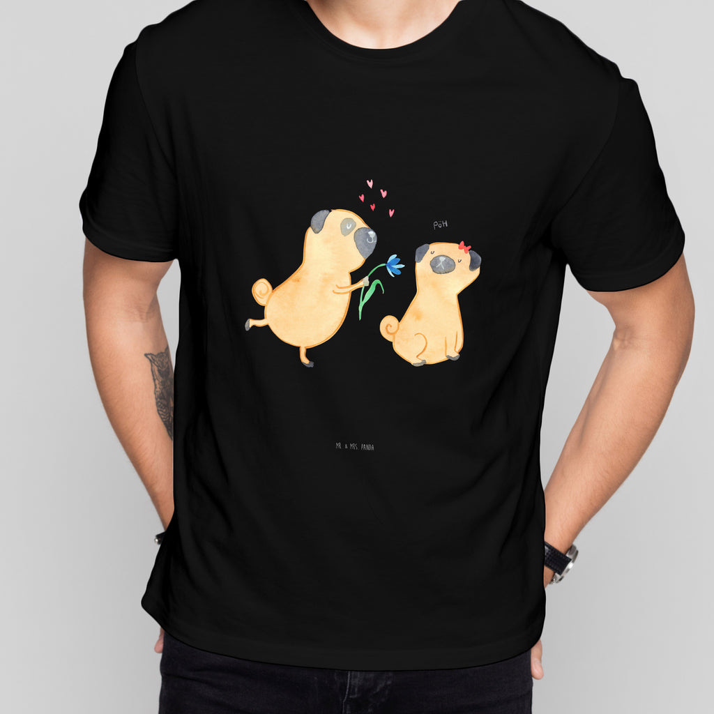Größe S T-Shirt Mops verliebt T-Shirt, Shirt, Tshirt, Lustiges T-Shirt, T-Shirt mit Spruch, Party, Junggesellenabschied, Jubiläum, Geburstag, Herrn, Damen, Männer, Frauen, Schlafshirt, Nachthemd, Sprüche, Hund, Hundemotiv, Haustier, Hunderasse, Tierliebhaber, Hundebesitzer, Mops, Möpse, Hundeliebe, verliebt, Liebe, Liebesspruch. Verlobt, Geschenk Freund, Partner
