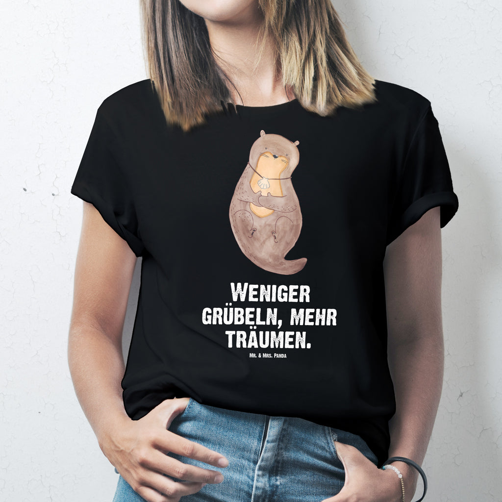 Größe XL T-Shirt Otter mit Muschelmedaillon T-Shirt, Shirt, Tshirt, Lustiges T-Shirt, T-Shirt mit Spruch, Party, Junggesellenabschied, Jubiläum, Geburstag, Herrn, Damen, Männer, Frauen, Schlafshirt, Nachthemd, Sprüche, Otter, Fischotter, Seeotter, Otterliebe, grübeln, träumen, Motivation, Tagträumen, Büro