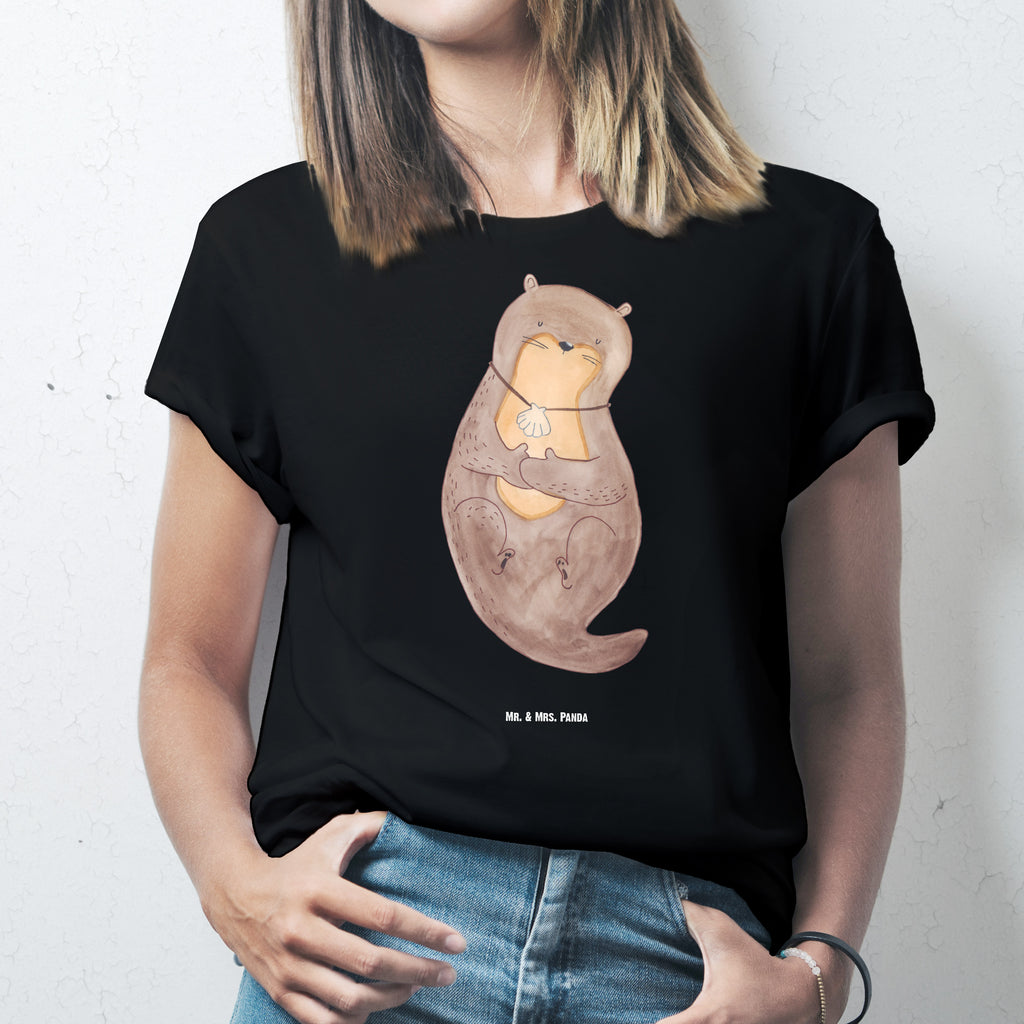Größe XL T-Shirt Otter mit Muschelmedaillon T-Shirt, Shirt, Tshirt, Lustiges T-Shirt, T-Shirt mit Spruch, Party, Junggesellenabschied, Jubiläum, Geburstag, Herrn, Damen, Männer, Frauen, Schlafshirt, Nachthemd, Sprüche, Otter, Fischotter, Seeotter, Otterliebe, grübeln, träumen, Motivation, Tagträumen, Büro