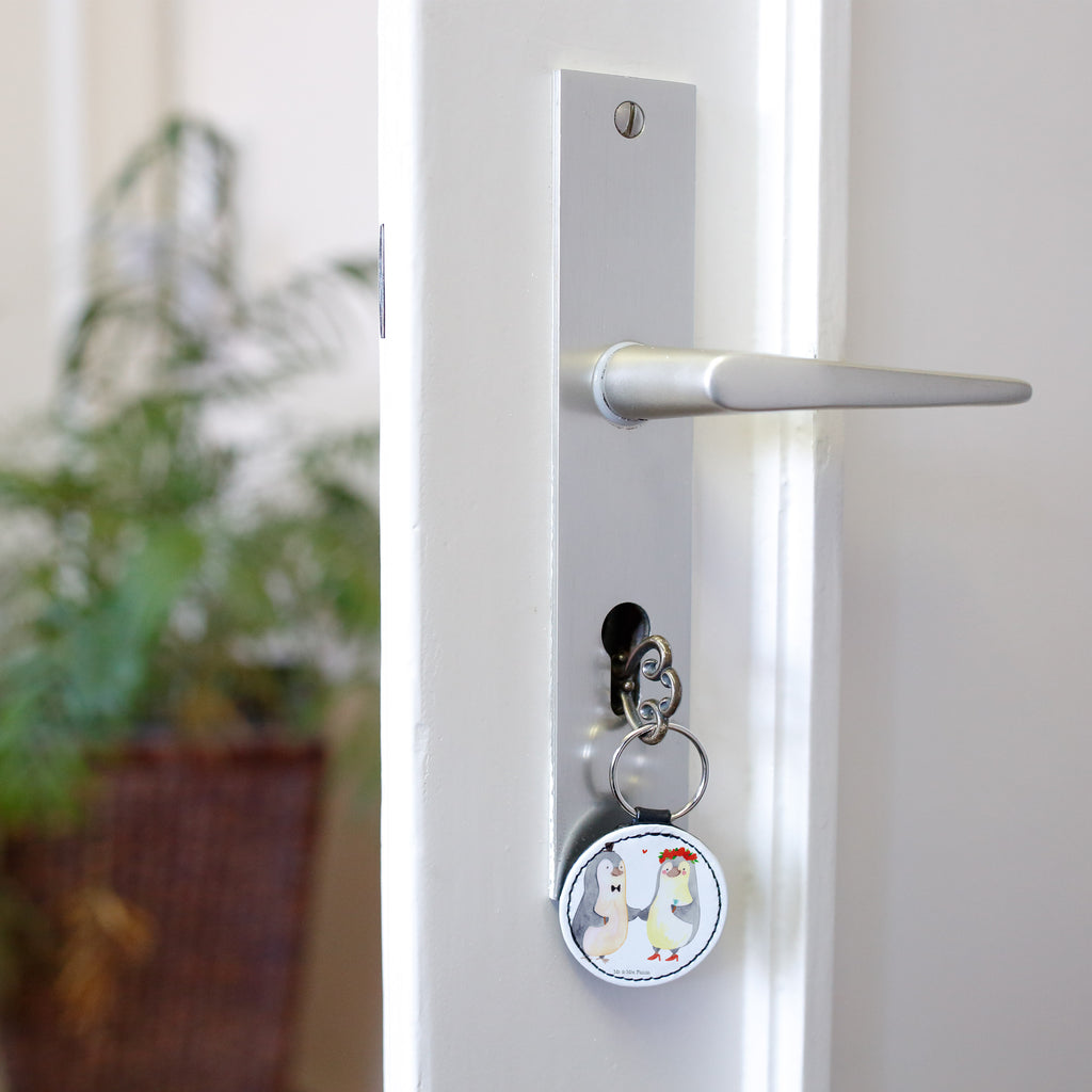 Rund Schlüsselanhänger Pinguin Heirat Schlüsselanhänger, Anhänger, Taschenanhänger, Glücksbringer, Schutzengel, Liebe, Partner, Freund, Freundin, Ehemann, Ehefrau, Heiraten, Verlobung, Heiratsantrag, Liebesgeschenk, Jahrestag, Hocheitstag