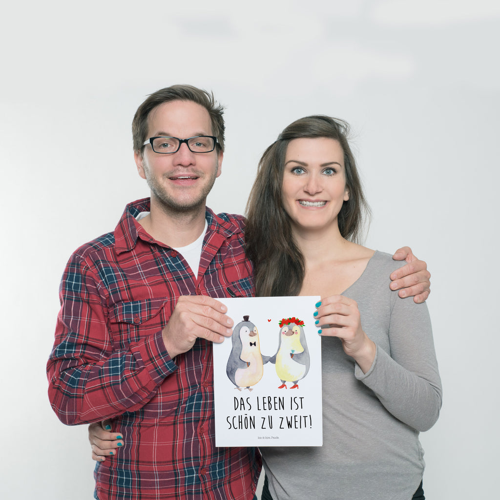 Poster Pinguin Heirat Poster, Wandposter, Bild, Wanddeko, Küchenposter, Kinderposter, Wanddeko Bild, Raumdekoration, Wanddekoration, Handgemaltes Poster, Mr. & Mrs. Panda Poster, Designposter, Kunstdruck, Posterdruck, Liebe, Partner, Freund, Freundin, Ehemann, Ehefrau, Heiraten, Verlobung, Heiratsantrag, Liebesgeschenk, Jahrestag, Hocheitstag