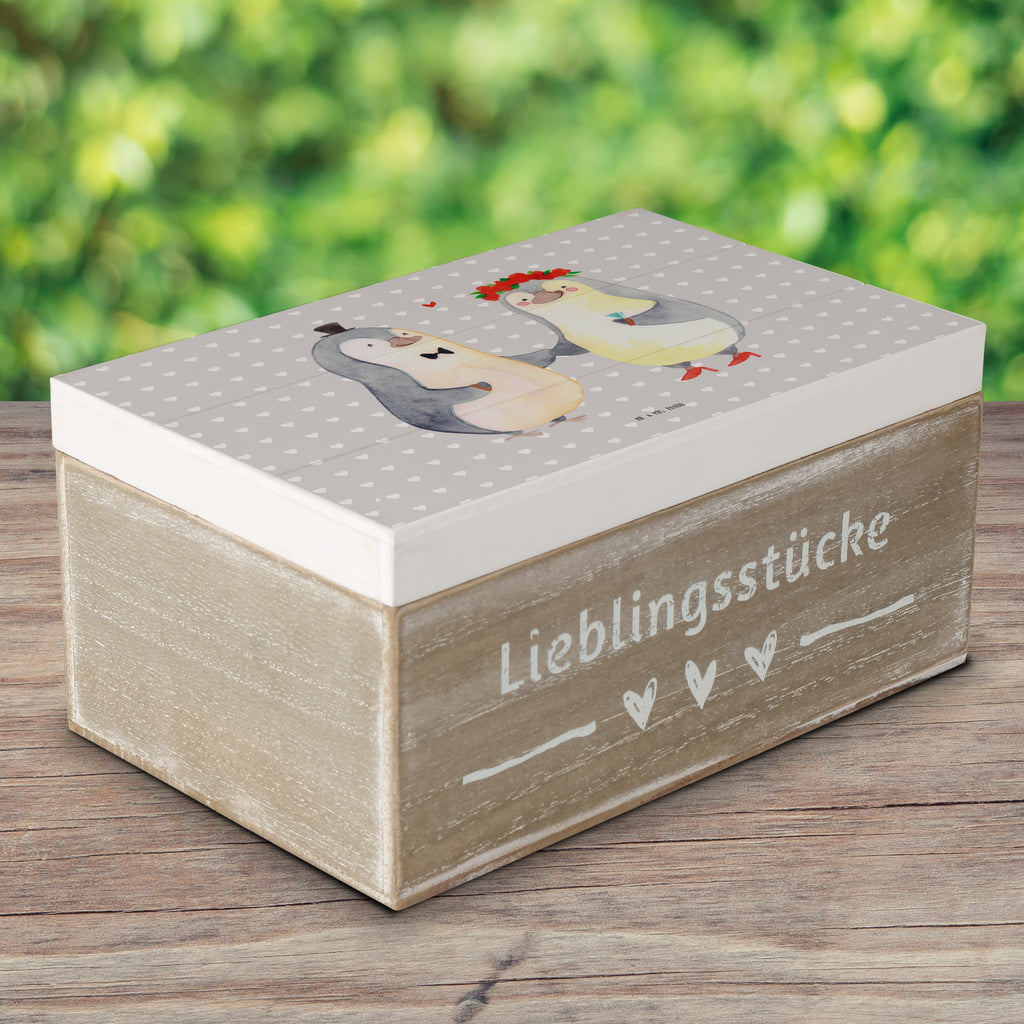 Holzkiste Pinguin Heirat Holzkiste, Kiste, Schatzkiste, Truhe, Schatulle, XXL, Erinnerungsbox, Erinnerungskiste, Dekokiste, Aufbewahrungsbox, Liebe, Partner, Freund, Freundin, Ehemann, Ehefrau, Heiraten, Verlobung, Heiratsantrag, Liebesgeschenk, Jahrestag, Hocheitstag