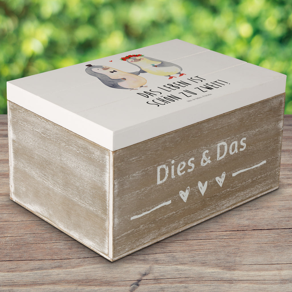 Holzkiste Pinguin Heirat Holzkiste, Kiste, Schatzkiste, Truhe, Schatulle, XXL, Erinnerungsbox, Erinnerungskiste, Dekokiste, Aufbewahrungsbox, Liebe, Partner, Freund, Freundin, Ehemann, Ehefrau, Heiraten, Verlobung, Heiratsantrag, Liebesgeschenk, Jahrestag, Hocheitstag