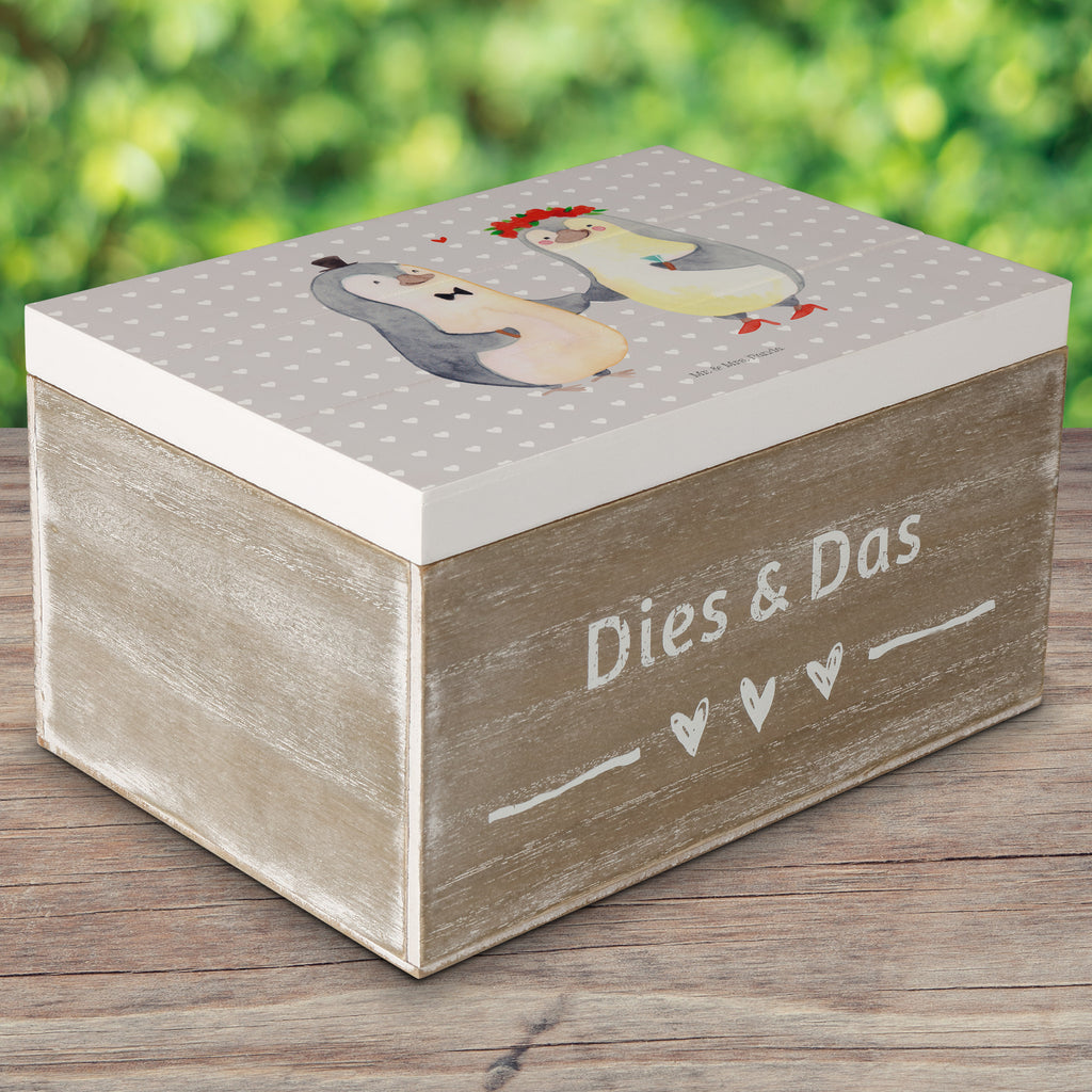 Holzkiste Pinguin Heirat Holzkiste, Kiste, Schatzkiste, Truhe, Schatulle, XXL, Erinnerungsbox, Erinnerungskiste, Dekokiste, Aufbewahrungsbox, Liebe, Partner, Freund, Freundin, Ehemann, Ehefrau, Heiraten, Verlobung, Heiratsantrag, Liebesgeschenk, Jahrestag, Hocheitstag