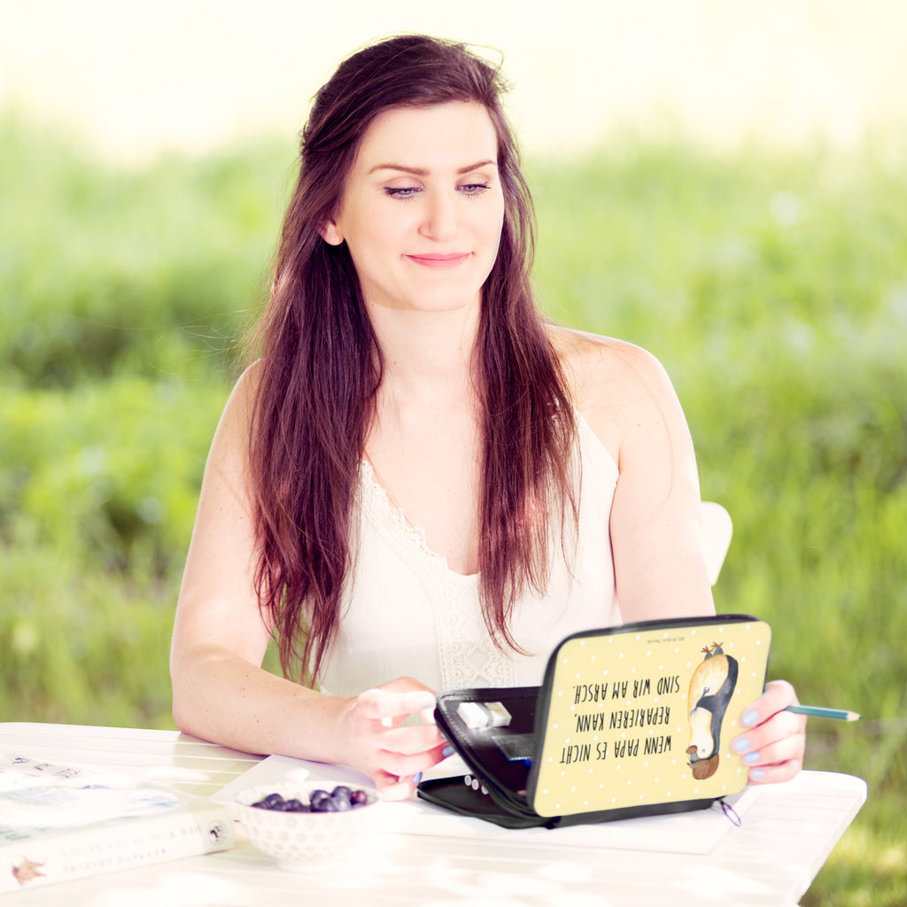 Federmappe Wenn Papa es nicht reparieren kann, sind wir am Arsch Federmappe, Stiftetasche, Stifte Etui, Schule, Einschulung, Geschenk, Kind, Schüler, Schülerin, Stifterolle, Federmäppchen, Motiv, Grundschule, Federmäppchen bedruckt, Büro Stifte Etui, Bestückte Federmappe, Kinder Federmappe, Federmappe Einschulung, Familie, Vatertag, Muttertag, Bruder, Schwester, Mama, Papa, Oma, Opa, Vater, Geschenk Papa, Bester Papa der Welt