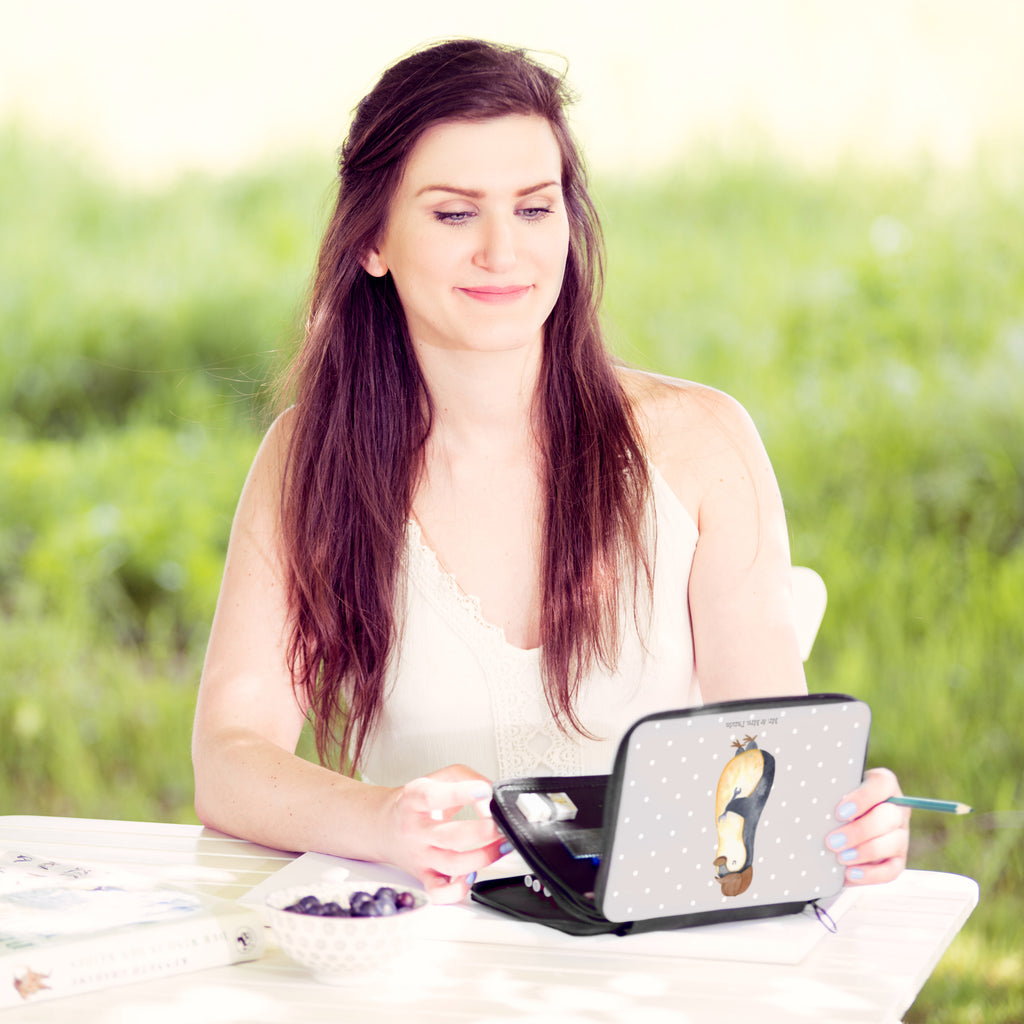 Federmappe Wenn Papa es nicht reparieren kann, sind wir am Arsch Federmappe, Stiftetasche, Stifte Etui, Schule, Einschulung, Geschenk, Kind, Schüler, Schülerin, Stifterolle, Federmäppchen, Motiv, Grundschule, Federmäppchen bedruckt, Büro Stifte Etui, Bestückte Federmappe, Kinder Federmappe, Federmappe Einschulung, Familie, Vatertag, Muttertag, Bruder, Schwester, Mama, Papa, Oma, Opa, Vater, Geschenk Papa, Bester Papa der Welt