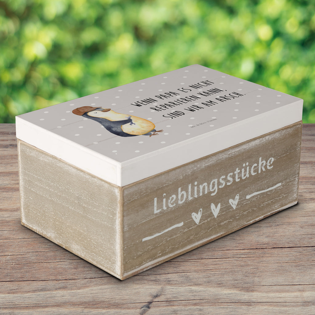 Holzkiste Wenn Papa es nicht reparieren kann, sind wir am Arsch Holzkiste, Kiste, Schatzkiste, Truhe, Schatulle, XXL, Erinnerungsbox, Erinnerungskiste, Dekokiste, Aufbewahrungsbox, Familie, Vatertag, Muttertag, Bruder, Schwester, Mama, Papa, Oma, Opa, Vater, Geschenk Papa, Bester Papa der Welt