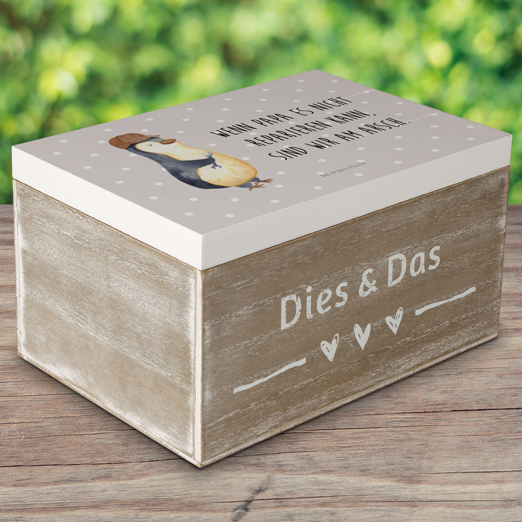 Holzkiste Wenn Papa es nicht reparieren kann, sind wir am Arsch Holzkiste, Kiste, Schatzkiste, Truhe, Schatulle, XXL, Erinnerungsbox, Erinnerungskiste, Dekokiste, Aufbewahrungsbox, Familie, Vatertag, Muttertag, Bruder, Schwester, Mama, Papa, Oma, Opa, Vater, Geschenk Papa, Bester Papa der Welt