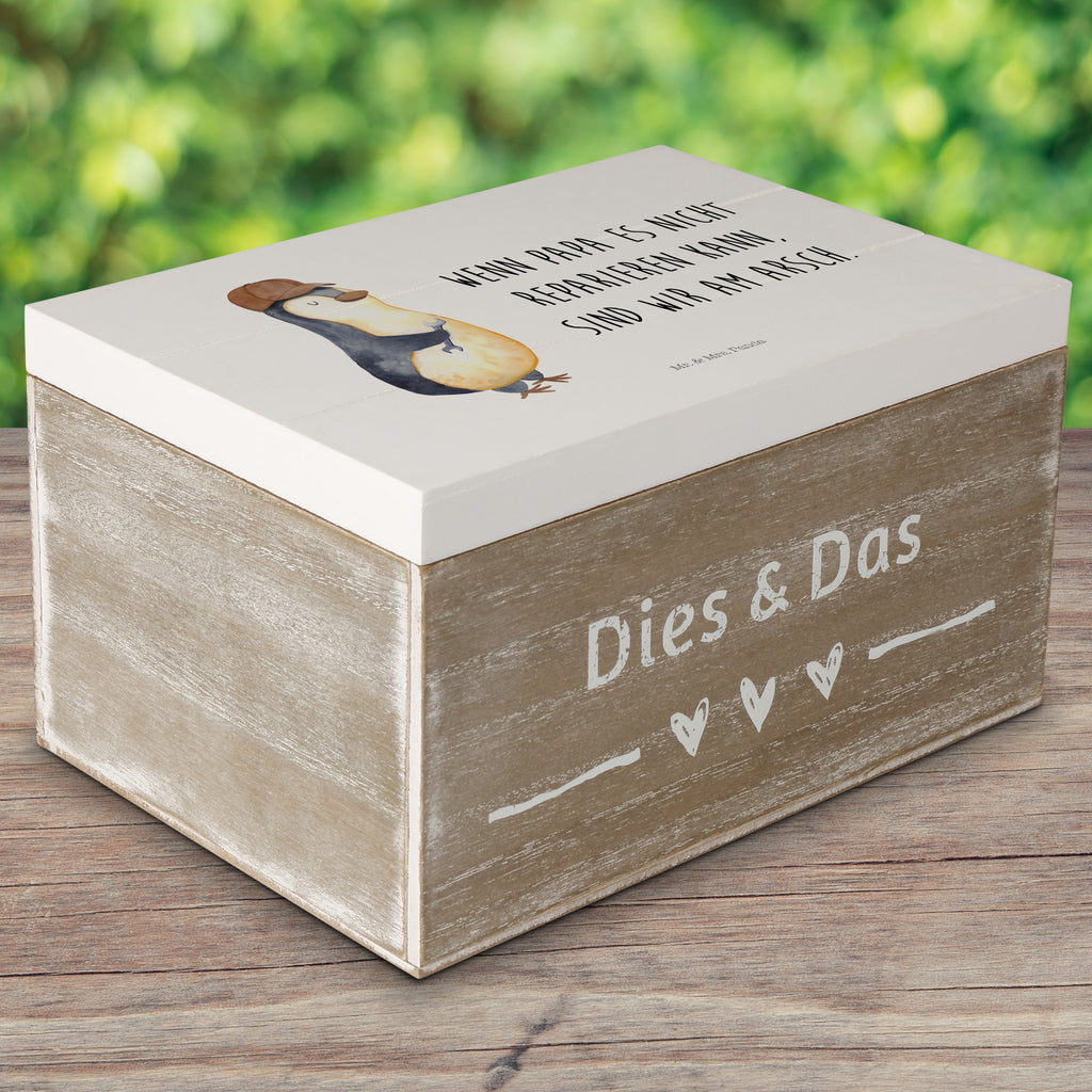 Holzkiste Wenn Papa es nicht reparieren kann, sind wir am Arsch Holzkiste, Kiste, Schatzkiste, Truhe, Schatulle, XXL, Erinnerungsbox, Erinnerungskiste, Dekokiste, Aufbewahrungsbox, Familie, Vatertag, Muttertag, Bruder, Schwester, Mama, Papa, Oma, Opa, Vater, Geschenk Papa, Bester Papa der Welt