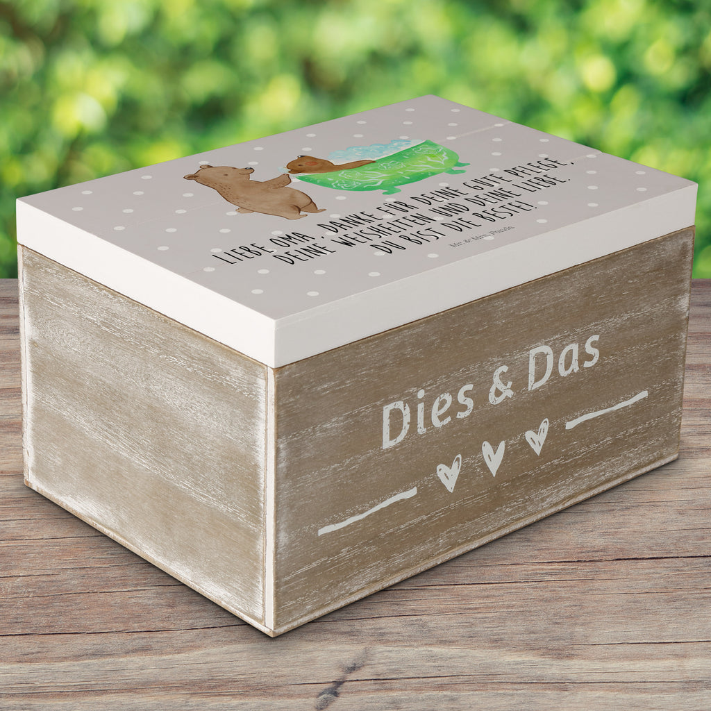 Holzkiste Oma badet Holzkiste, Kiste, Schatzkiste, Truhe, Schatulle, XXL, Erinnerungsbox, Erinnerungskiste, Dekokiste, Aufbewahrungsbox, Familie, Vatertag, Muttertag, Bruder, Schwester, Mama, Papa, Oma, Opa, Großmutter, Enkel, Baden, Liebe