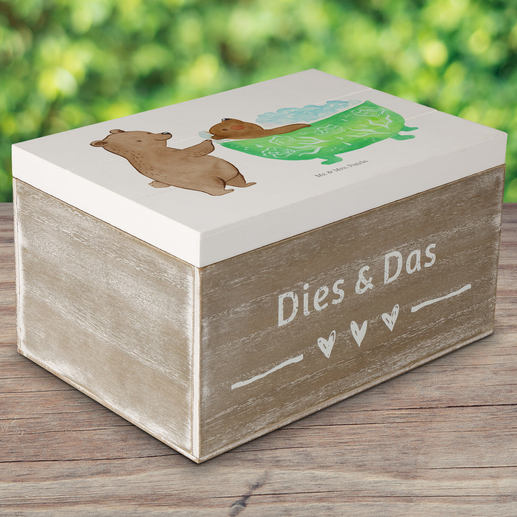 Holzkiste Oma badet Holzkiste, Kiste, Schatzkiste, Truhe, Schatulle, XXL, Erinnerungsbox, Erinnerungskiste, Dekokiste, Aufbewahrungsbox, Familie, Vatertag, Muttertag, Bruder, Schwester, Mama, Papa, Oma, Opa, Großmutter, Enkel, Baden, Liebe