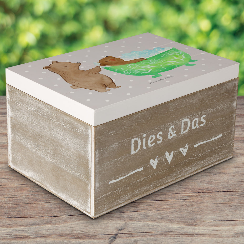 Holzkiste Oma badet Holzkiste, Kiste, Schatzkiste, Truhe, Schatulle, XXL, Erinnerungsbox, Erinnerungskiste, Dekokiste, Aufbewahrungsbox, Familie, Vatertag, Muttertag, Bruder, Schwester, Mama, Papa, Oma, Opa, Großmutter, Enkel, Baden, Liebe