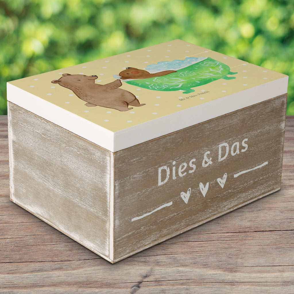 Holzkiste Oma badet Holzkiste, Kiste, Schatzkiste, Truhe, Schatulle, XXL, Erinnerungsbox, Erinnerungskiste, Dekokiste, Aufbewahrungsbox, Familie, Vatertag, Muttertag, Bruder, Schwester, Mama, Papa, Oma, Opa, Großmutter, Enkel, Baden, Liebe