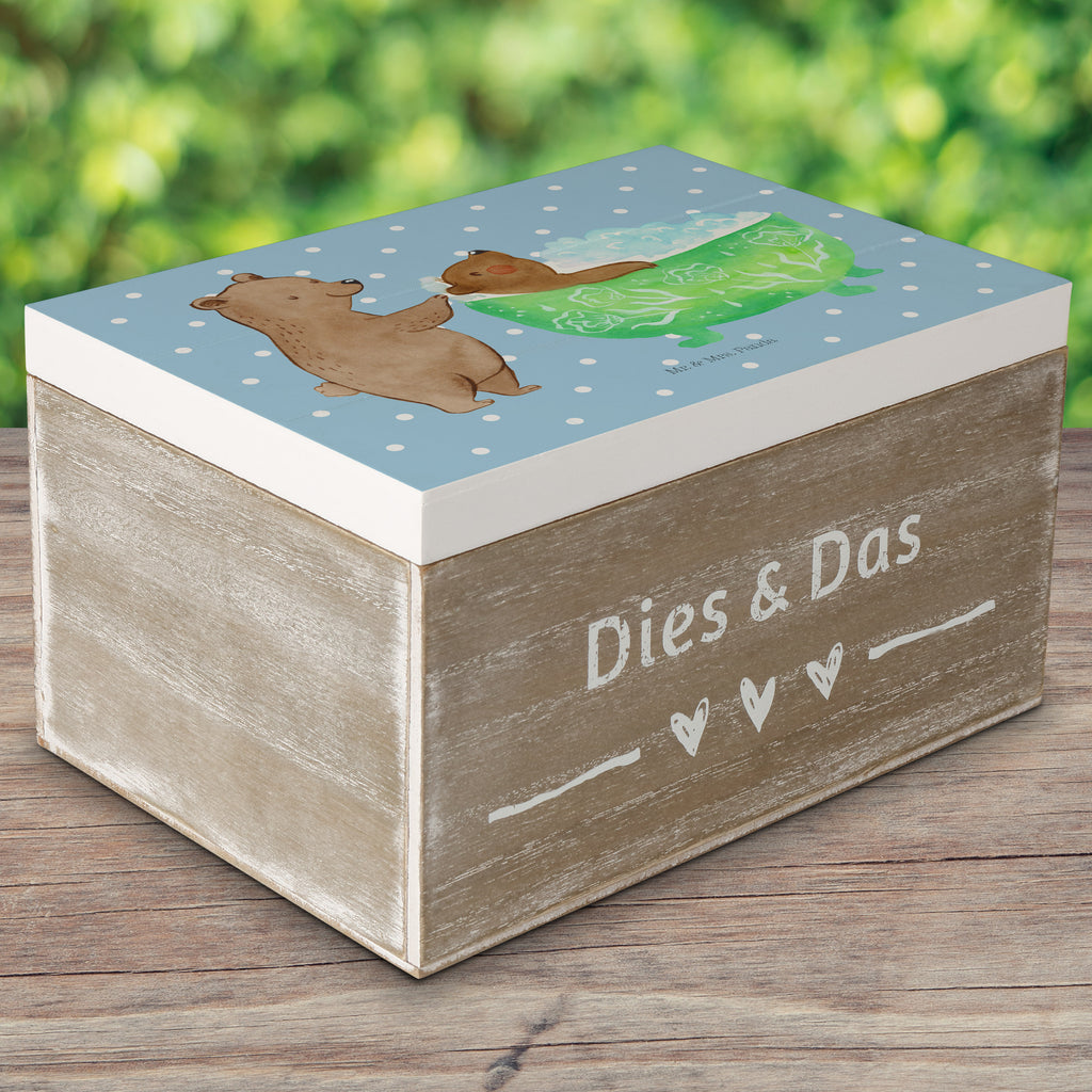 Holzkiste Oma badet Holzkiste, Kiste, Schatzkiste, Truhe, Schatulle, XXL, Erinnerungsbox, Erinnerungskiste, Dekokiste, Aufbewahrungsbox, Familie, Vatertag, Muttertag, Bruder, Schwester, Mama, Papa, Oma, Opa, Großmutter, Enkel, Baden, Liebe