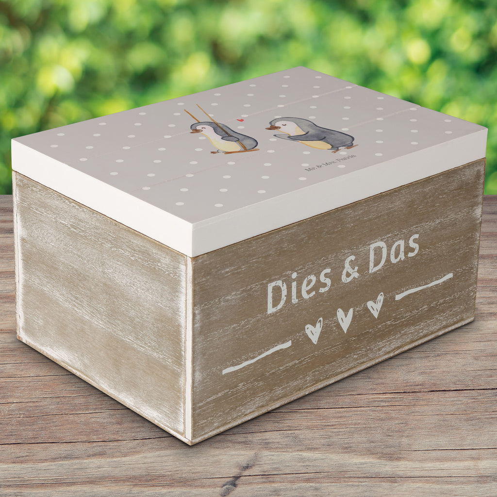 Holzkiste Pinguin Oma schaukeln Holzkiste, Kiste, Schatzkiste, Truhe, Schatulle, XXL, Erinnerungsbox, Erinnerungskiste, Dekokiste, Aufbewahrungsbox, Familie, Vatertag, Muttertag, Bruder, Schwester, Mama, Papa, Oma, Opa, beste Oma, Lieblingsoma, Geschenk für Oma, Omi, Großmutter