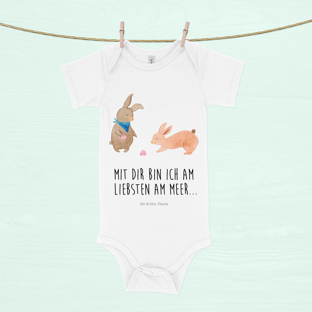 Organic Baby Body Hasen Muschel Babykleidung, Babystrampler, Strampler, Wickelbody, Baby Erstausstattung, Junge, Mädchen, Familie, Vatertag, Muttertag, Bruder, Schwester, Mama, Papa, Oma, Opa, Hasen, beste Freundin, Freundin, Freundinnen, best friends, BFF, Muscheln sammeln, Muscheln, Meer