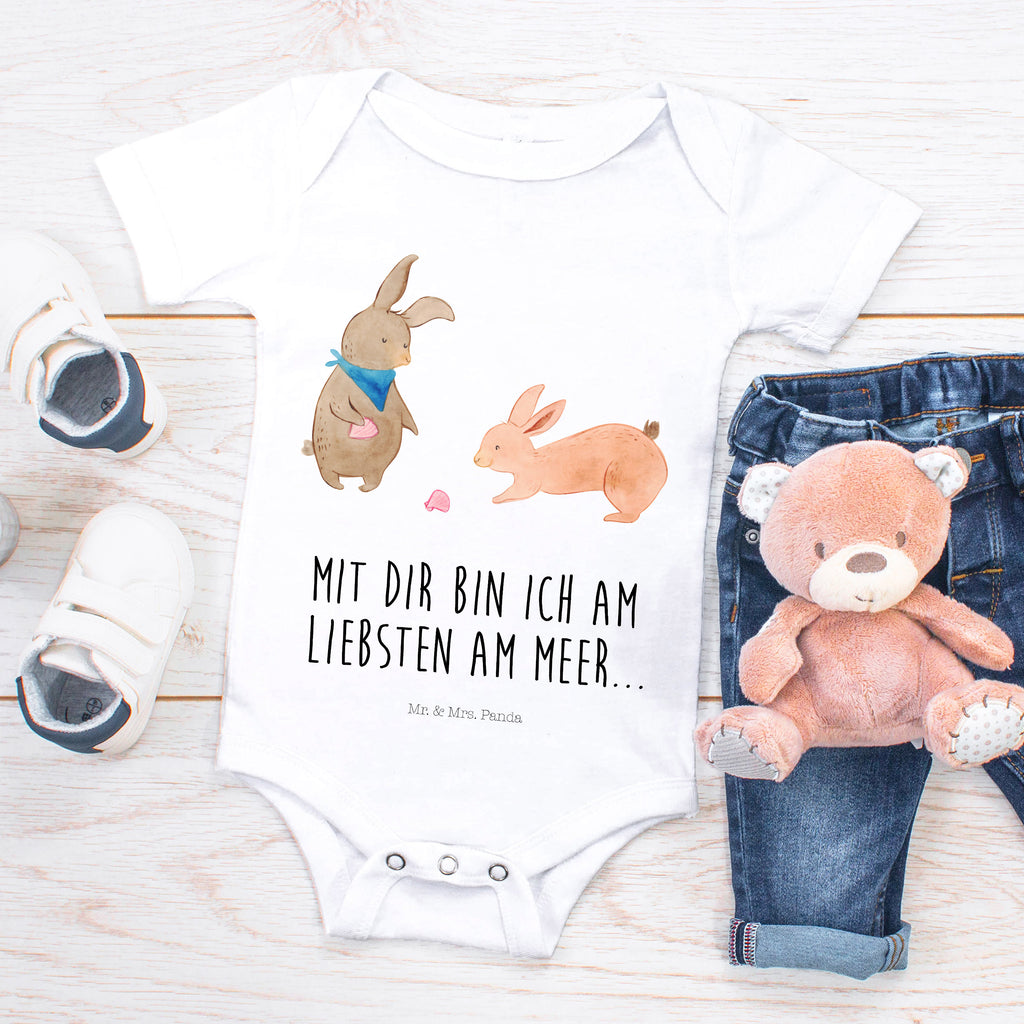 Organic Baby Body Hasen Muschel Babykleidung, Babystrampler, Strampler, Wickelbody, Baby Erstausstattung, Junge, Mädchen, Familie, Vatertag, Muttertag, Bruder, Schwester, Mama, Papa, Oma, Opa, Hasen, beste Freundin, Freundin, Freundinnen, best friends, BFF, Muscheln sammeln, Muscheln, Meer