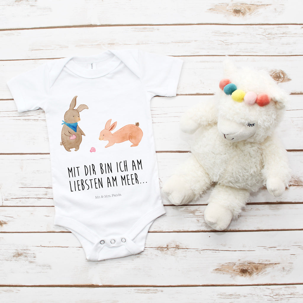 Organic Baby Body Hasen Muschel Babykleidung, Babystrampler, Strampler, Wickelbody, Baby Erstausstattung, Junge, Mädchen, Familie, Vatertag, Muttertag, Bruder, Schwester, Mama, Papa, Oma, Opa, Hasen, beste Freundin, Freundin, Freundinnen, best friends, BFF, Muscheln sammeln, Muscheln, Meer