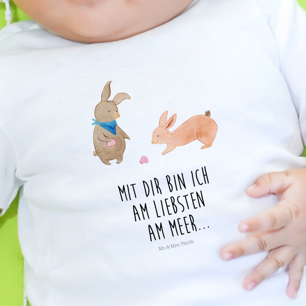 18-24 Monate Baby Longsleeve Hasen Muschel Mädchen, Jungen, Baby, Langarm, Bio, Kleidung, Longsleeve, Familie, Vatertag, Muttertag, Bruder, Schwester, Mama, Papa, Oma, Opa, Hasen, beste Freundin, Freundin, Freundinnen, best friends, BFF, Muscheln sammeln, Muscheln, Meer