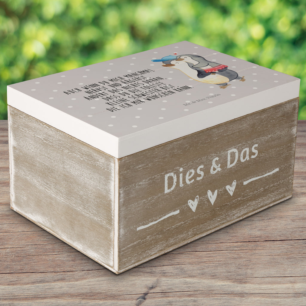 Holzkiste Pinguin Kleine Schwester Holzkiste, Kiste, Schatzkiste, Truhe, Schatulle, XXL, Erinnerungsbox, Erinnerungskiste, Dekokiste, Aufbewahrungsbox, Familie, Vatertag, Muttertag, Bruder, Schwester, Mama, Papa, Oma, Opa