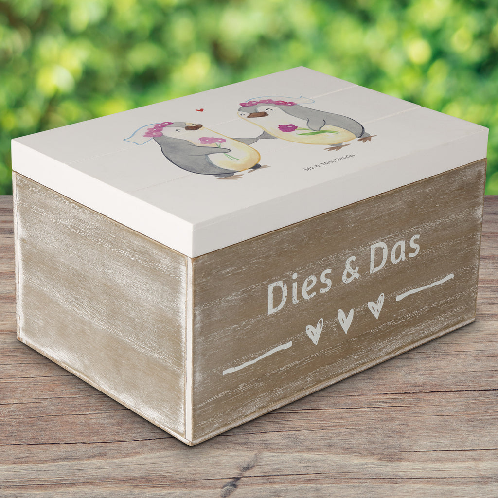 Holzkiste Pinguin Pärchen Lesbian Pride Holzkiste, Kiste, Schatzkiste, Truhe, Schatulle, XXL, Erinnerungsbox, Erinnerungskiste, Dekokiste, Aufbewahrungsbox, Hochzeit, Hochzeitsgeschenk, Ehe, Hochzeitsfeier, Trauung, Trauungsgeschenk, Hochzeitskarte, Verlobungsfeier, Verlobungsgeschenk, Hochzeitsgeschenkideen, Hochzeitsgeschenke für Brautpaar