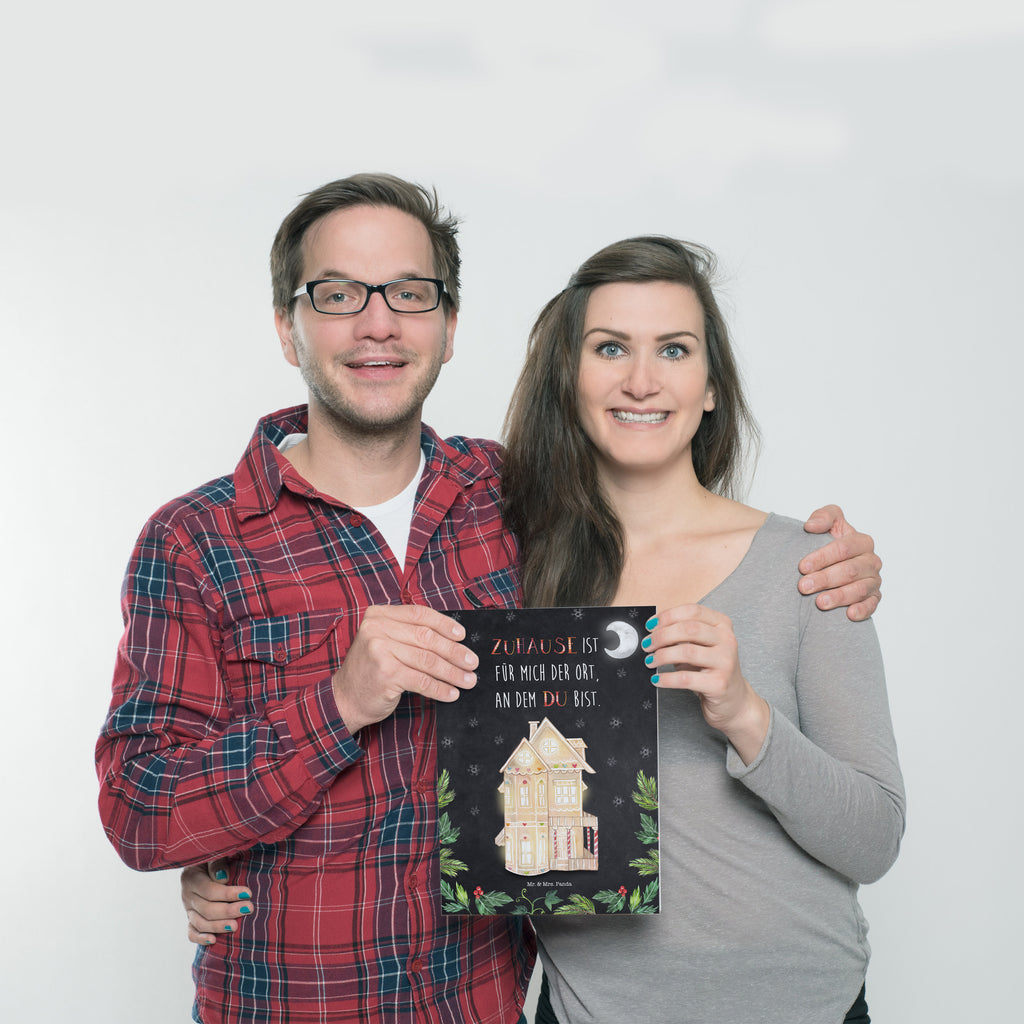 Poster Lebkuchenhaus Poster, Wandposter, Bild, Wanddeko, Küchenposter, Kinderposter, Wanddeko Bild, Raumdekoration, Wanddekoration, Handgemaltes Poster, Mr. & Mrs. Panda Poster, Designposter, Kunstdruck, Posterdruck, Winter, Weihnachten, Weihnachtsdeko, Nikolaus, Advent, Heiligabend, Wintermotiv