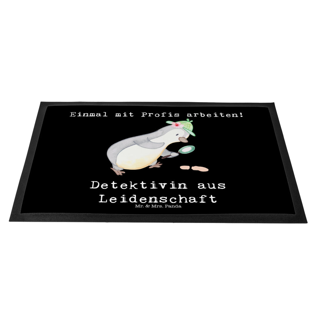 Fußmatte Detektivin aus Leidenschaft Detektivin, Ermittlerin, Agentin, Privatdetektei, Berufsdetektivin, Wirtschaftsdetektei, Detektivausbildung, Spurensuche, Türvorleger, Schmutzmatte, Fußabtreter, Matte, Schmutzfänger, Fußabstreifer, Schmutzfangmatte, Türmatte, Motivfußmatte,  Haustürmatte, Vorleger  Beruf, Ausbildung, Jubiläum, Abschied, Rente, Kollege, Kollegin, Geschenk, Schenken, Arbeitskollege, Mitarbeiter, Firma, Danke, Dankeschön