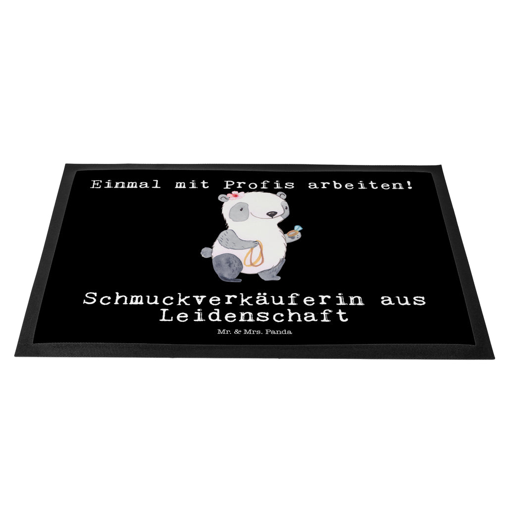 Fußmatte Schmuckverkäuferin aus Leidenschaft Schmuckverkäuferin, Juwelier, Goldschmied, Schmied, Schmuckwarenhändler, Schmuckgeschäft, Eröffnung, Ausbildung Türvorleger, Schmutzmatte, Fußabtreter, Matte, Schmutzfänger, Fußabstreifer, Schmutzfangmatte, Türmatte, Motivfußmatte,  Haustürmatte, Vorleger  Beruf, Ausbildung, Jubiläum, Abschied, Rente, Kollege, Kollegin, Geschenk, Schenken, Arbeitskollege, Mitarbeiter, Firma, Danke, Dankeschön