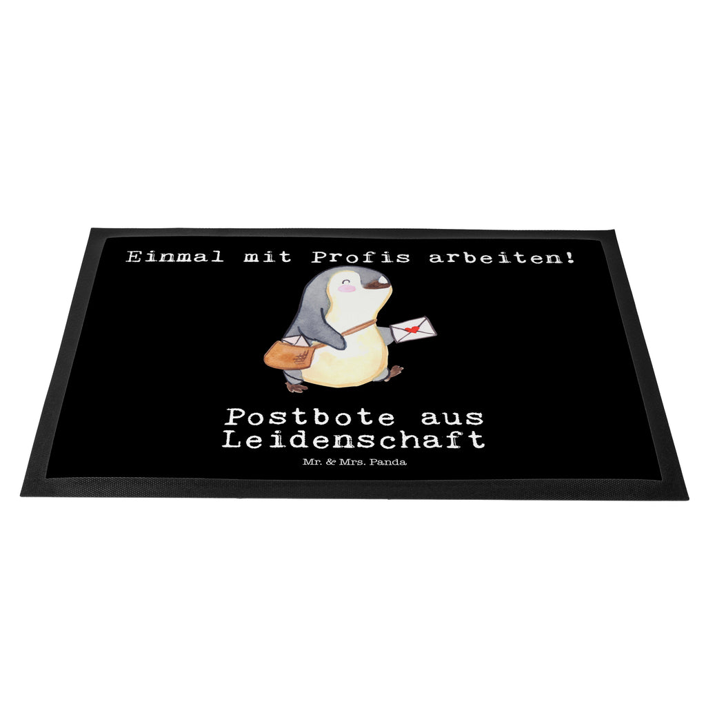 Fußmatte Postbote aus Leidenschaft Postbote, Briefzusteller, Briefträger, Postler Türvorleger, Schmutzmatte, Fußabtreter, Matte, Schmutzfänger, Fußabstreifer, Schmutzfangmatte, Türmatte, Motivfußmatte,  Haustürmatte, Vorleger  Beruf, Ausbildung, Jubiläum, Abschied, Rente, Kollege, Kollegin, Geschenk, Schenken, Arbeitskollege, Mitarbeiter, Firma, Danke, Dankeschön
