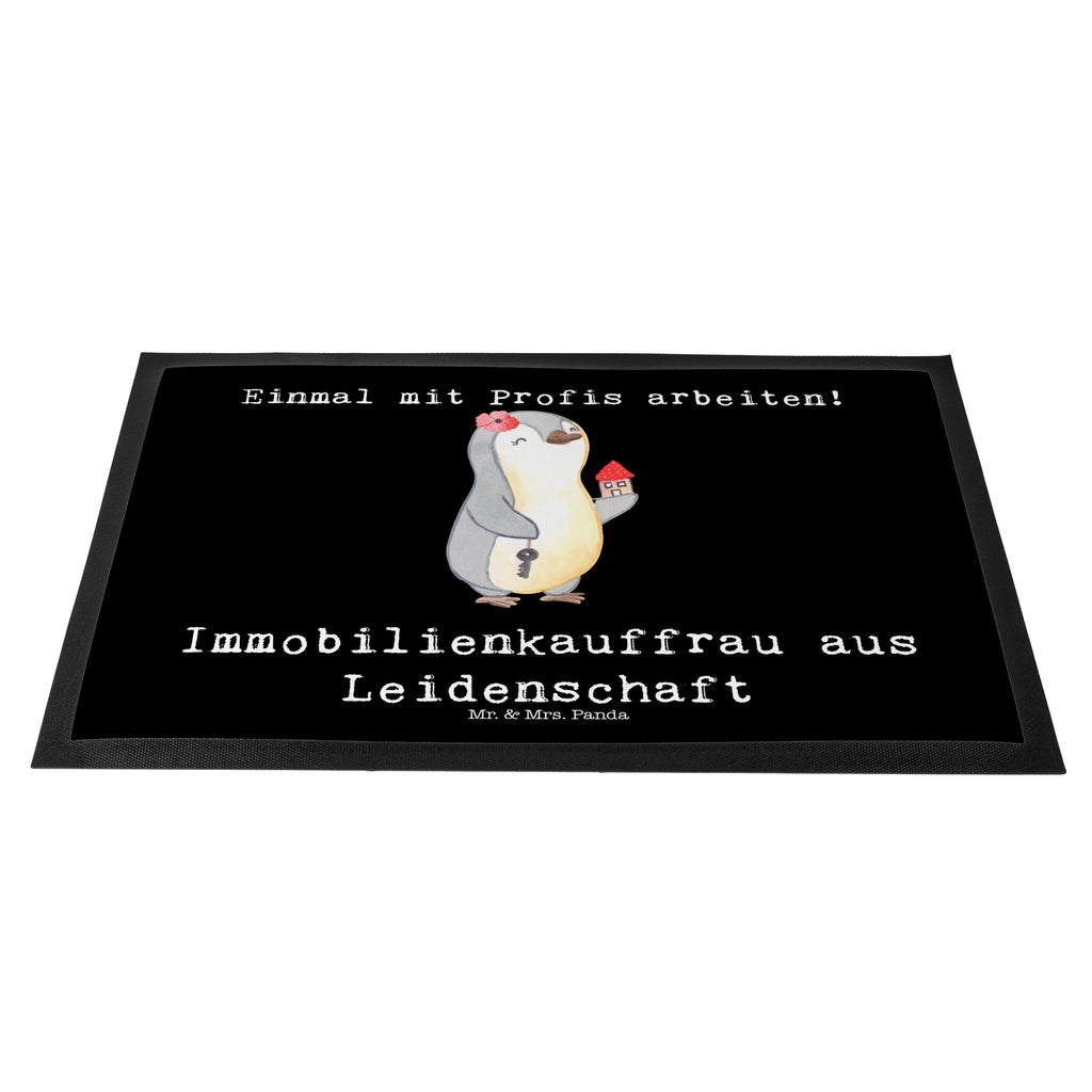 Fußmatte Immobilienkauffrau aus Leidenschaft Immobilienmaklerin, Immobilienhändlerin, Immobilienkauffrau, Immobilienbüro, Ausbildung Türvorleger, Schmutzmatte, Fußabtreter, Matte, Schmutzfänger, Fußabstreifer, Schmutzfangmatte, Türmatte, Motivfußmatte,  Haustürmatte, Vorleger  Beruf, Ausbildung, Jubiläum, Abschied, Rente, Kollege, Kollegin, Geschenk, Schenken, Arbeitskollege, Mitarbeiter, Firma, Danke, Dankeschön