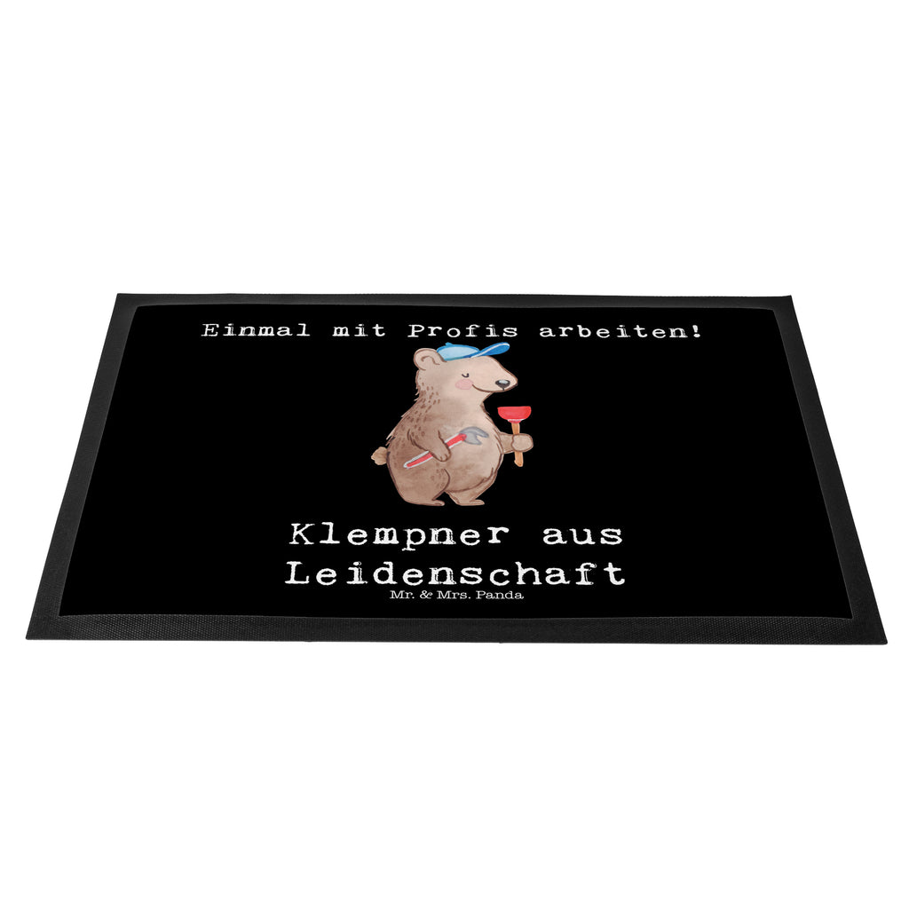 Fußmatte Klempner aus Leidenschaft Klempner, Handwerker, Installateur, Meister, Gesellenprüfung, Fachbetrieb, Bauklempner, Sanitärinstallationen Türvorleger, Schmutzmatte, Fußabtreter, Matte, Schmutzfänger, Fußabstreifer, Schmutzfangmatte, Türmatte, Motivfußmatte,  Haustürmatte, Vorleger  Beruf, Ausbildung, Jubiläum, Abschied, Rente, Kollege, Kollegin, Geschenk, Schenken, Arbeitskollege, Mitarbeiter, Firma, Danke, Dankeschön