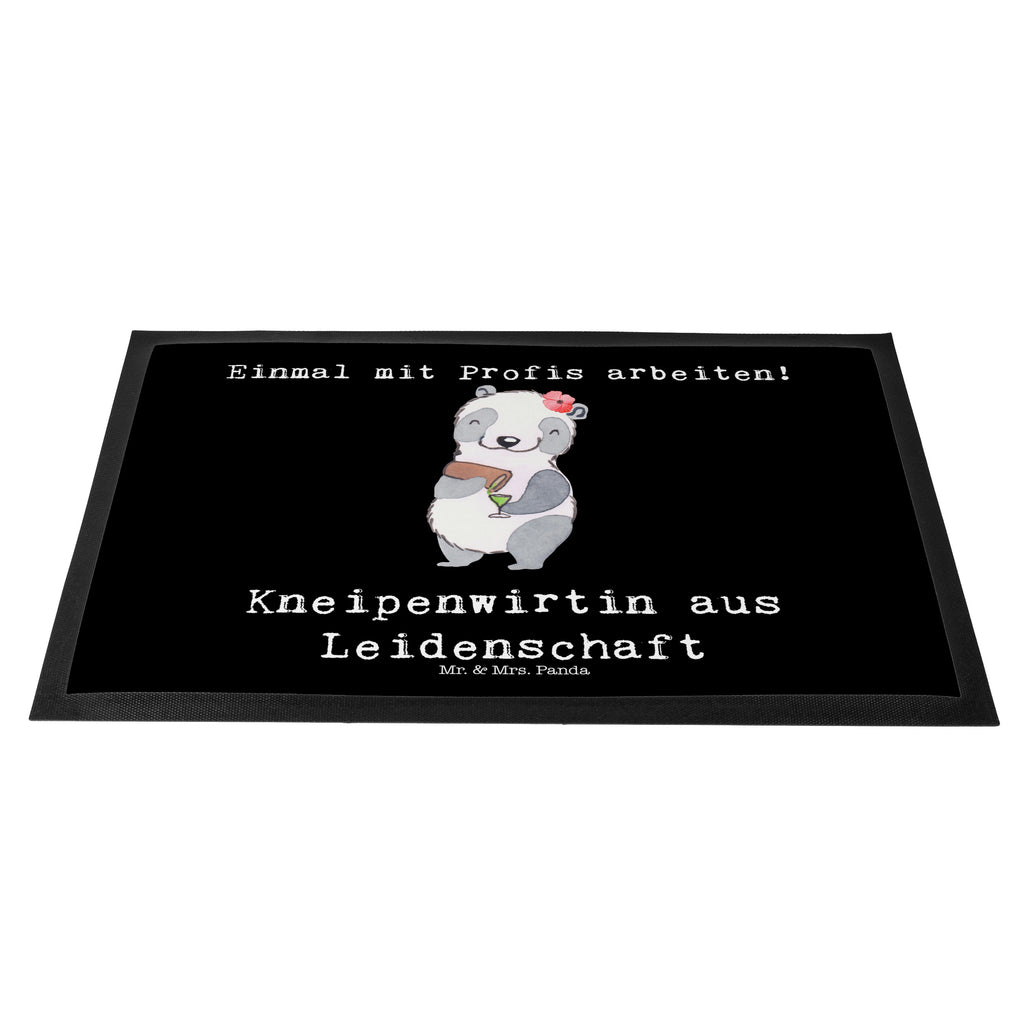 Fußmatte Kneipenwirtin aus Leidenschaft Kneipenwirtin, Gastwirtin, Gaststätte, Kneipe, Eröffnung, Barkeeperin, Rum, Bar Türvorleger, Schmutzmatte, Fußabtreter, Matte, Schmutzfänger, Fußabstreifer, Schmutzfangmatte, Türmatte, Motivfußmatte,  Haustürmatte, Vorleger  Beruf, Ausbildung, Jubiläum, Abschied, Rente, Kollege, Kollegin, Geschenk, Schenken, Arbeitskollege, Mitarbeiter, Firma, Danke, Dankeschön