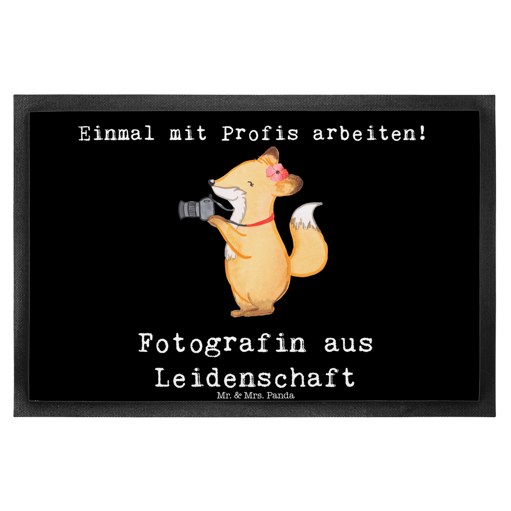 Fußmatte Fotografin aus Leidenschaft Fotografin, Fotoreporterin, Hobbyfotografin, Hochzeitsfotografin, Ausbildung, Fotografie, Profi Fotografin Türvorleger, Schmutzmatte, Fußabtreter, Matte, Schmutzfänger, Fußabstreifer, Schmutzfangmatte, Türmatte, Motivfußmatte,  Haustürmatte, Vorleger  Beruf, Ausbildung, Jubiläum, Abschied, Rente, Kollege, Kollegin, Geschenk, Schenken, Arbeitskollege, Mitarbeiter, Firma, Danke, Dankeschön