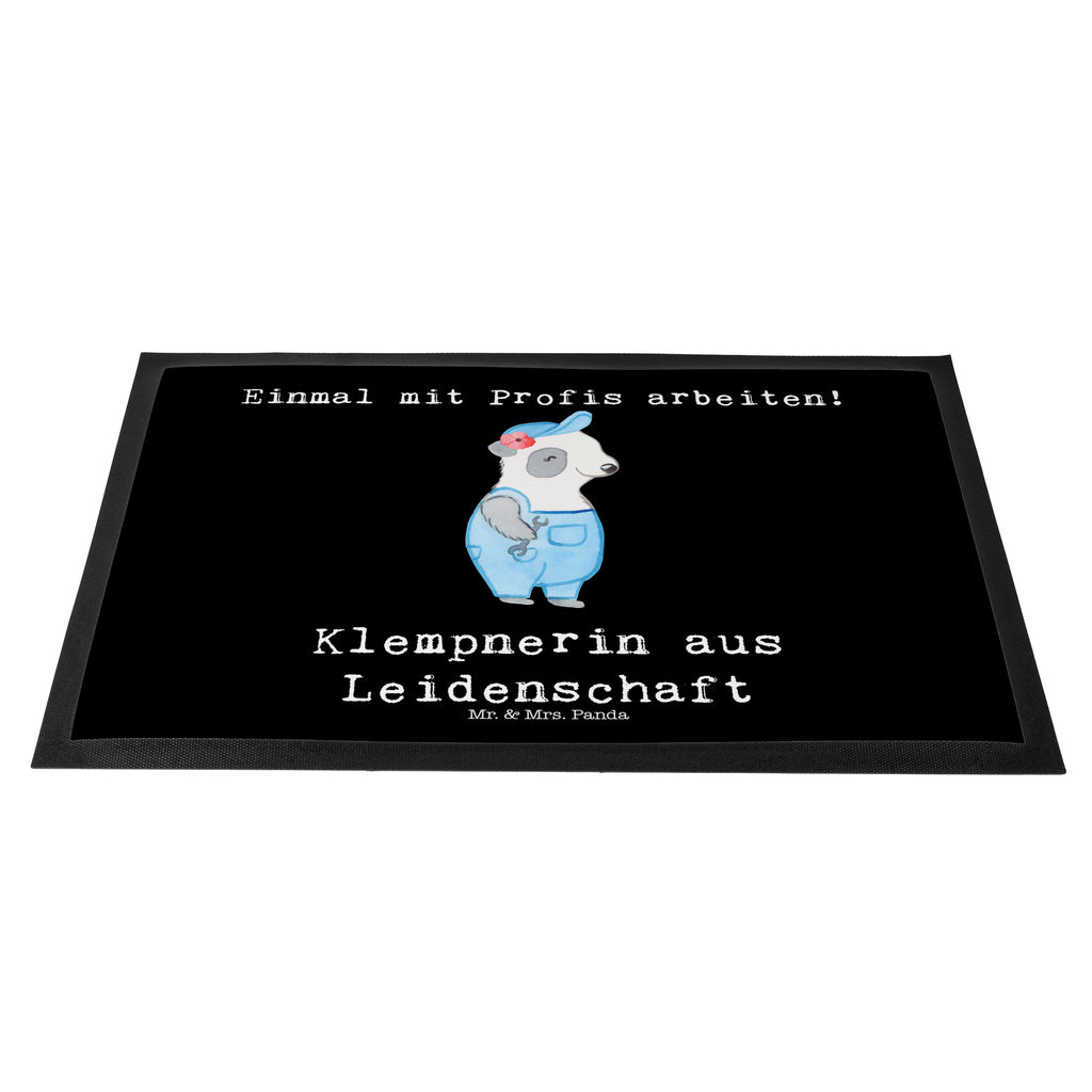 Fußmatte Klempnerin aus Leidenschaft Klempnerin, Handwerkerin, Installateurin, Meisterin, Gesellenprüfung, Fachbetrieb, Bauklempnerin, Sanitärinstallationen Türvorleger, Schmutzmatte, Fußabtreter, Matte, Schmutzfänger, Fußabstreifer, Schmutzfangmatte, Türmatte, Motivfußmatte,  Haustürmatte, Vorleger  Beruf, Ausbildung, Jubiläum, Abschied, Rente, Kollege, Kollegin, Geschenk, Schenken, Arbeitskollege, Mitarbeiter, Firma, Danke, Dankeschön