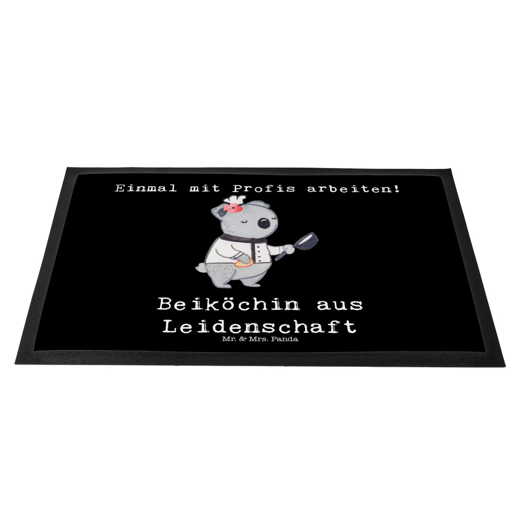 Fußmatte Beiköchin aus Leidenschaft Beiköchin, Spülhilfe, Hilfsköchin, Jungkoch, Küchenhilfe, Gastronomie, Restaurant, , Köchin, Türvorleger, Schmutzmatte, Fußabtreter, Matte, Schmutzfänger, Fußabstreifer, Schmutzfangmatte, Türmatte, Motivfußmatte,  Haustürmatte, Vorleger  Beruf, Ausbildung, Jubiläum, Abschied, Rente, Kollege, Kollegin, Geschenk, Schenken, Arbeitskollege, Mitarbeiter, Firma, Danke, Dankeschön