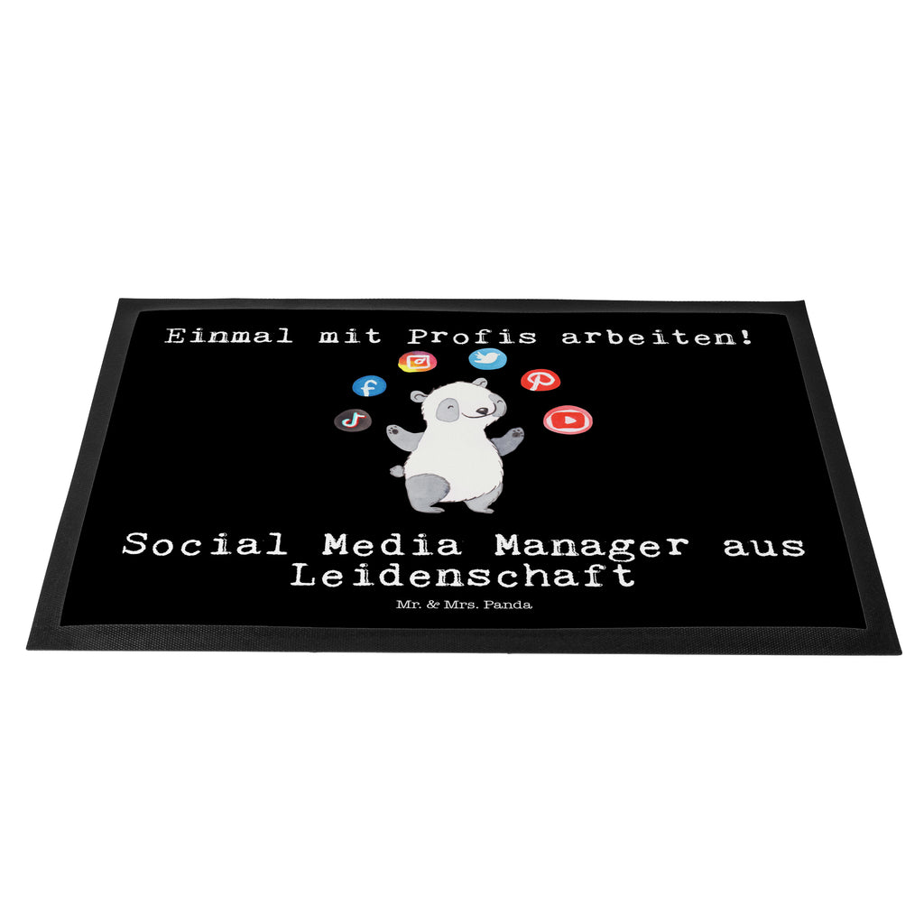 Fußmatte Social Media Manager aus Leidenschaft  Türvorleger, Schmutzmatte, Fußabtreter, Matte, Schmutzfänger, Fußabstreifer, Schmutzfangmatte, Türmatte, Motivfußmatte,  Haustürmatte, Vorleger  Beruf, Ausbildung, Jubiläum, Abschied, Rente, Kollege, Kollegin, Geschenk, Schenken, Arbeitskollege, Mitarbeiter, Firma, Danke, Dankeschön
